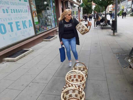 Božidar Kamberović iz Lepenice kod Vladičinog Hana prodaje korpe ispletene od pruća crvene vrbe