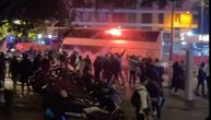Pojavio se snimak napada huligana Marselja na autobus Liona: Jezive scene, kamenje i baklje, kao ratno stanje