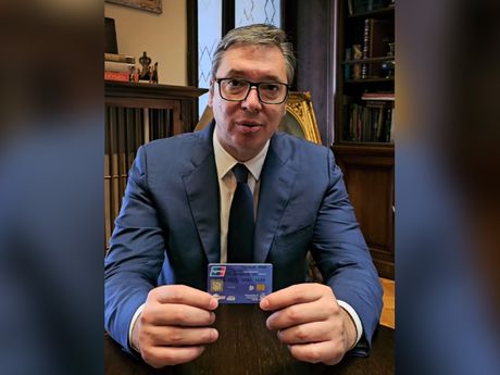 Aleksandar Vučić, studentske platne kartice