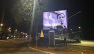 Čudni bilbordi osvanuli u Beogradu: Zašto muškarci pokazuju srednji prst?
