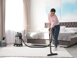 čišćenje spavaće sobe, spavaća soba, usisavanje,