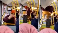 Haos u gradskom prevozu: Žena se svađala s putnicima i vozačem, pa iskočila kroz prozor autobusa