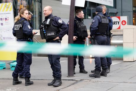 Francuska, Pariz, metro, pretnja, terorista, žena, francuska policija