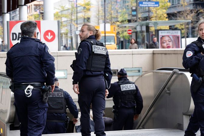 Francuska, Pariz, metro, pretnja, terorista, žena, francuska policija