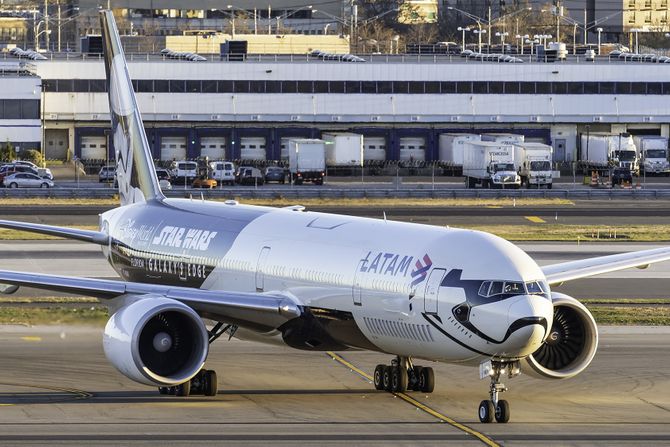 Avion Boing Boeing 777 LATAM Star Wars