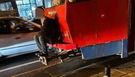Opasna vožnja kod Cvetkove pijace: Momak seo sa spoljašnje strane tramvaja i uživa u prevozu