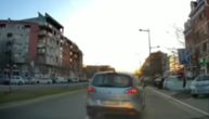 Kamera na autu uhvatila jeziv trenutak iz Novog Sada: Zbog ovakve vožnje neko je mogao da strada, ljudi besni