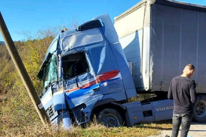 Šleper se zakucao u banderu, Saobraćajna nezgoda