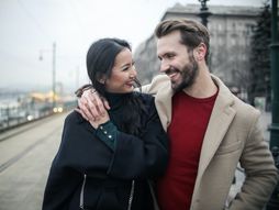 zagrljaj, ljubav, dečko i devojka, šetnja