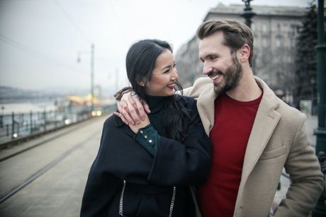 zagrljaj, ljubav, dečko i devojka, šetnja zagrljaj, ljubav, dečko i devojka, šetnja