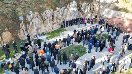 Aleksandar Šapić, pomen nevinim žrtvama kominističkog režima