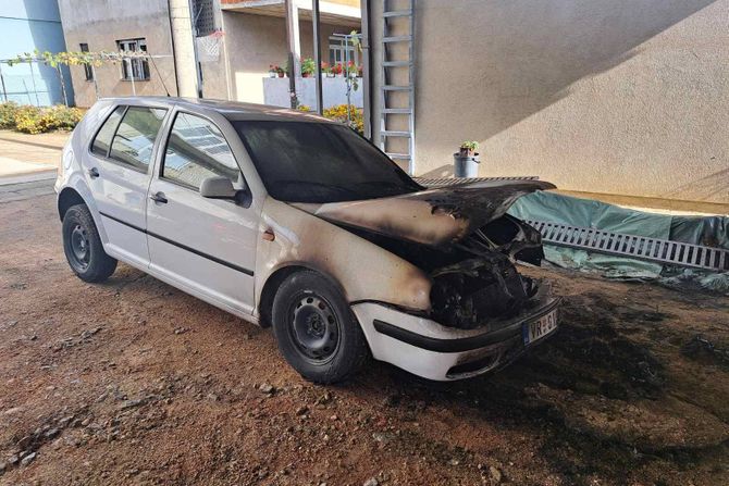 Izgoreo auto, zapaljen auto, vranje