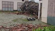 Skršen drveni ambar i gomila polomljenog crepa: Ovako izgledaju domaćinstva u Vojvodini nakon današnje oluje