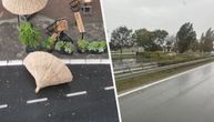 Olujno nevreme pogodilo Novi Sad: Oborilo klupe i suncobarne u kafićima, padalo i drveće