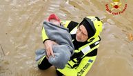 Beba sa roze kapicom u rukama heroja postala simbol nade usred razornih poplava: Svuda oko njih je voda
