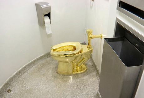 Zlatni toalet wc šolja