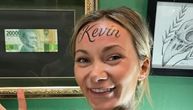 "Tetovirala sam ime dečka na čelu, svi govore da ću zažaliti": Ni krupnijeg fonta, ni jačih osuda ljudi
