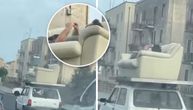 Luda scena na putu: Natovario kauč na krov automobila, a prijatelj legao da odmori