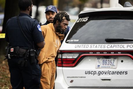 Drama u Vašingtonu Muškarac sa oružjem uhapšen kod Kapitola