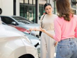 Svađa, rasprava, dve žene, auto