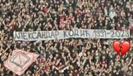 "Delije ne zaboravljaju": Pevaču slomljeno srce, objavio transparent sa Marakane posvećen preminulom Kodiću
