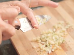 beli luk, sečenje belog luka, nož, kuhinja, prsti