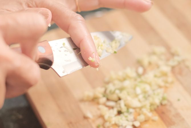 beli luk, sečenje belog luka, nož, kuhinja, prsti beli luk, sečenje belog luka, nož, kuhinja, prsti