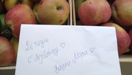 "Dečici s ljubavlju, vaša Mara": Medicinska sestra deci oboleloj od raka donela jabuke koje gaji njen otac