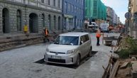 Hit snimak! Radnici čekali vlasnika, pa odustali: "Opkolili" parkirani auto betonom i otišli kućama