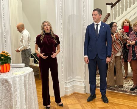 Organizovana izložba fotografija srpskih narodnih nošnji u rezidenciji srpskog ambasadora u SAD