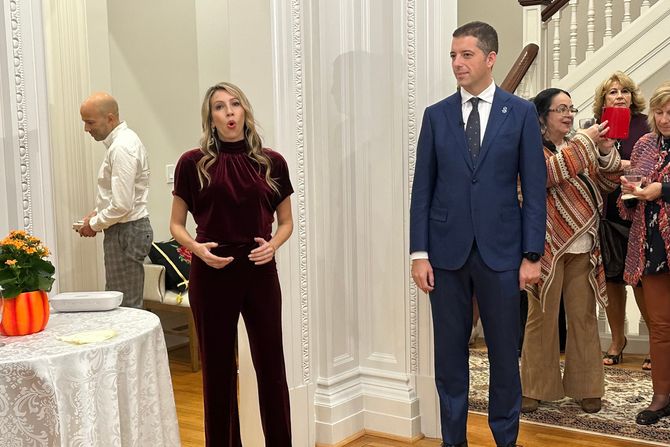 Organizovana izložba fotografija srpskih narodnih nošnji u rezidenciji srpskog ambasadora u SAD Organizovana izložba fotografija srpskih narodnih nošnji u rezidenciji srpskog ambasadora u SAD