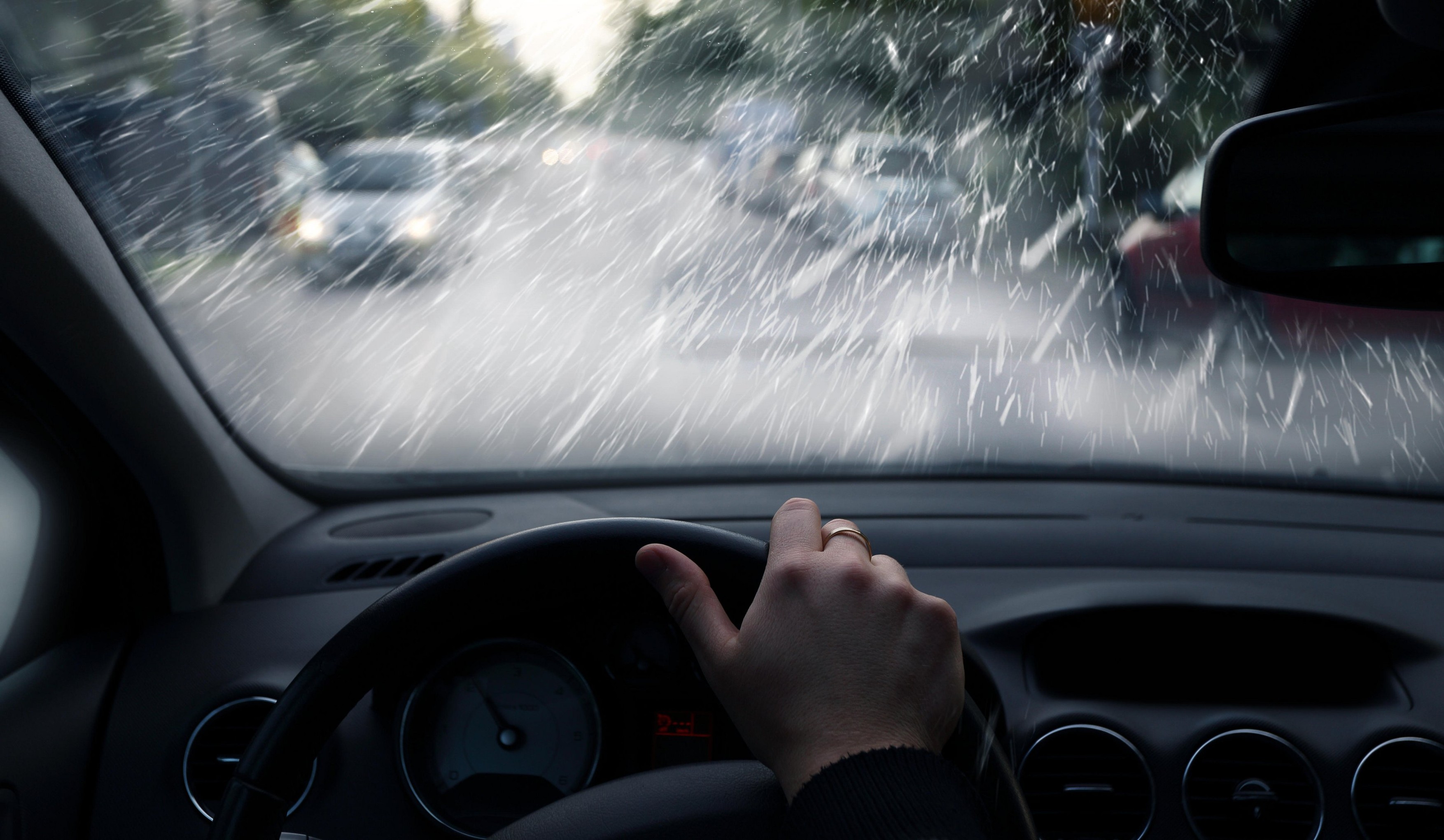 Vozači, oprez! Kiša, magla i poledica otežavaju vožnju, a na planinama moguć SNEG