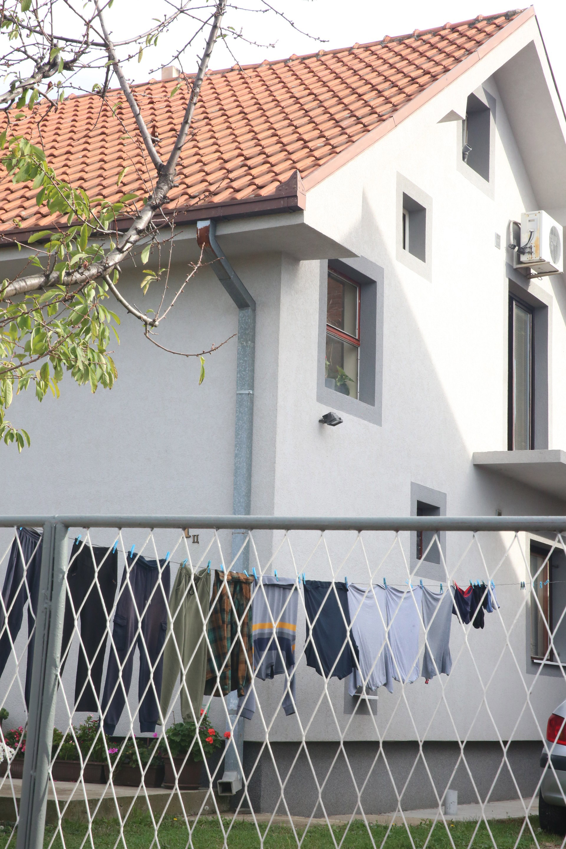 U kuću uložila ogromne pare, a od rijalitija zaradila 500.000 vera: Brat održava sve, oca odveli u dom