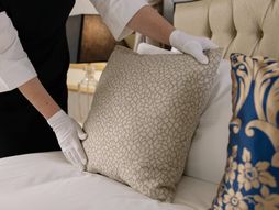 hotel, krevet, smeštaj, sobarica