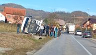 Saobraćajna nezgoda kod Arilja: Kamion završio prevrnut pored puta