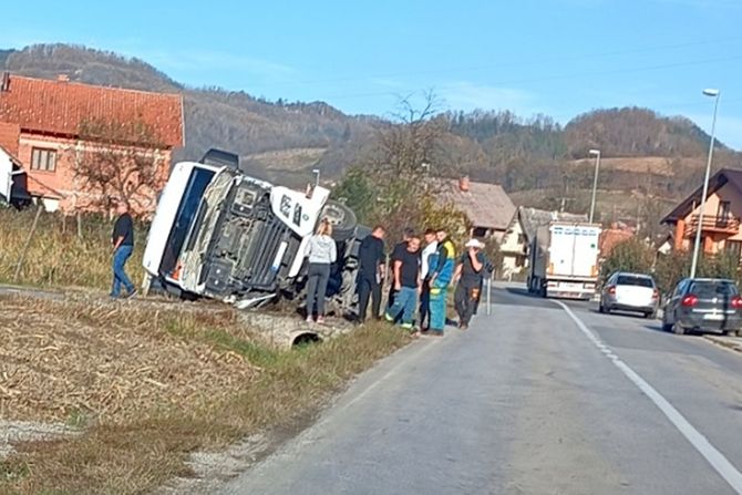 Prevrnut kamion teretnjak saobraćaj nesreća Arilje