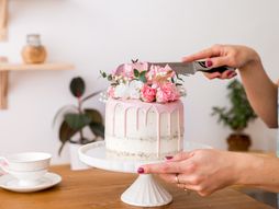 torta, sečenje torte, okrugla torta, poslastica, kako iseći okruglu tortu