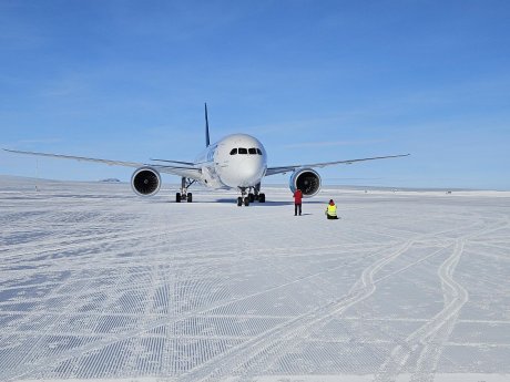 Sletanje Boeinga 787 na Antarktik Sletanje Boeinga 787 na Antarktik