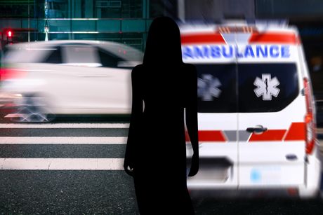 Pešački prelaz auto hitna pomoć devojka Pešački prelaz auto hitna pomoć devojka