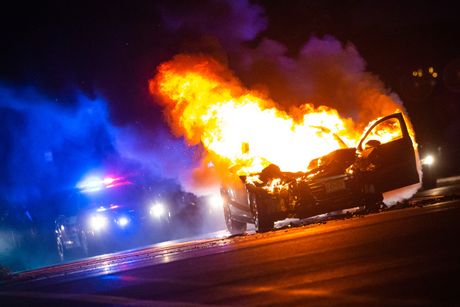 Policija noć saobraćajna nesreća auto gori kola požar