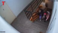 Građani u strahu upozoravaju na muškarca sa Karaburme koji prati decu: Kamere ga "uhvatile" na delu u zgradi