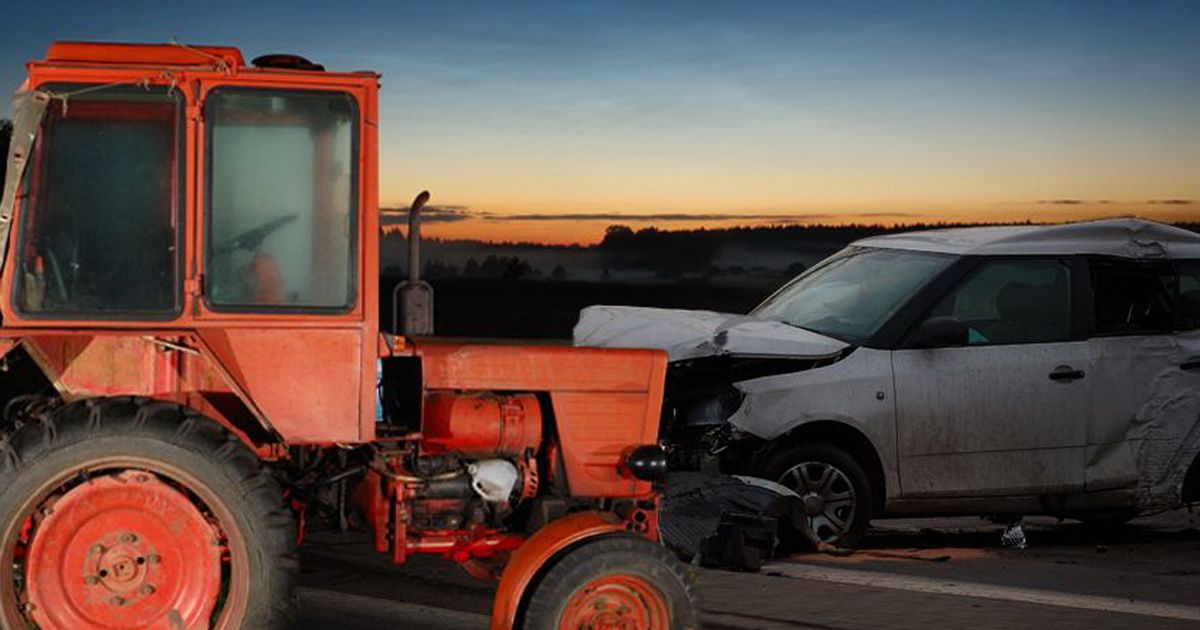 Automobilom se zakucao u traktor sa plugovima: Teška saobraćajna nezgoda na Batajničkom drumu - Telegraf.rs