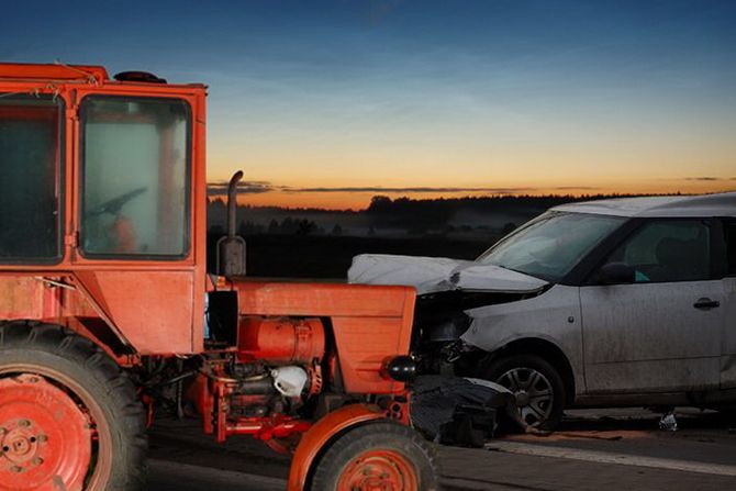 Traktor saobraćajna nesreća auto kola Traktor saobraćajna nesreća auto kola