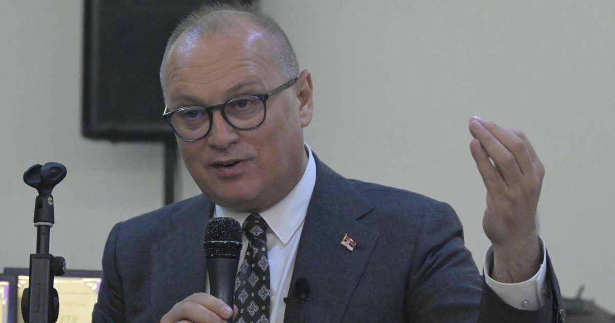 Vesić: Narod će odlučiti ko će voditi Srbiju, ne ambasadori i tajkuni Vesić: Narod će odlučiti ko će voditi Srbiju, ne ambasadori i tajkuni