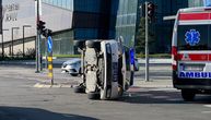 Teška nesreća na Novom Beogradu: Policijsko vozilo se prevrnulo u sudaru