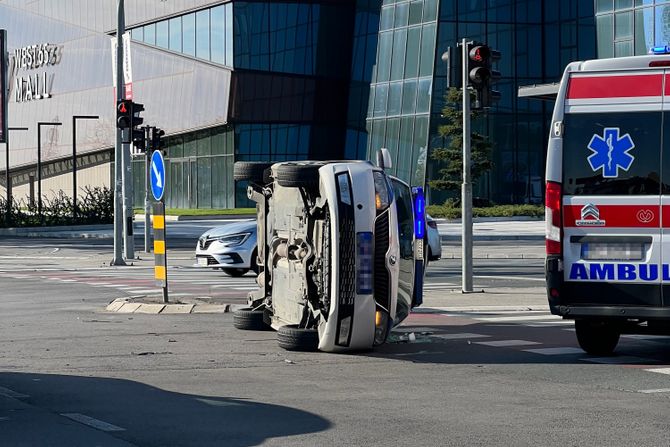 Novi Beograd saobraćajna nesreća policija policijska kola policijsko vozilo se prevnulo prevrnuto