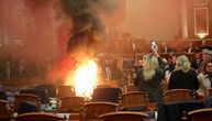 Zastupnici u albanskom parlamentu aktivirali dimne bombe, izbio požar