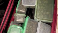 Spakovana kao "ručak": Policija u stanu starijeg muškarca pronašla kilograme droge u plastičnim kutijama