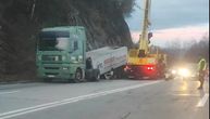 Incident na zlatiborskom putu: Kamionu se u toku vožnje otkačila prikolica