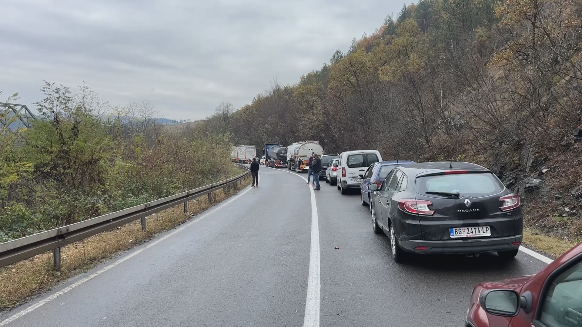UZNEMIRUJUĆI SNIMAK! Bahata vožnja na jako rizičnoj deonici u Srbiji, za dlaku izbegnuta velika tragedija